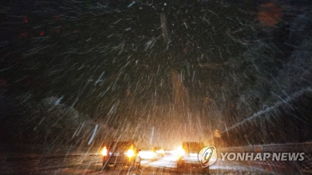 세차게 퍼붓는 눈…한 치 앞도 안 보여