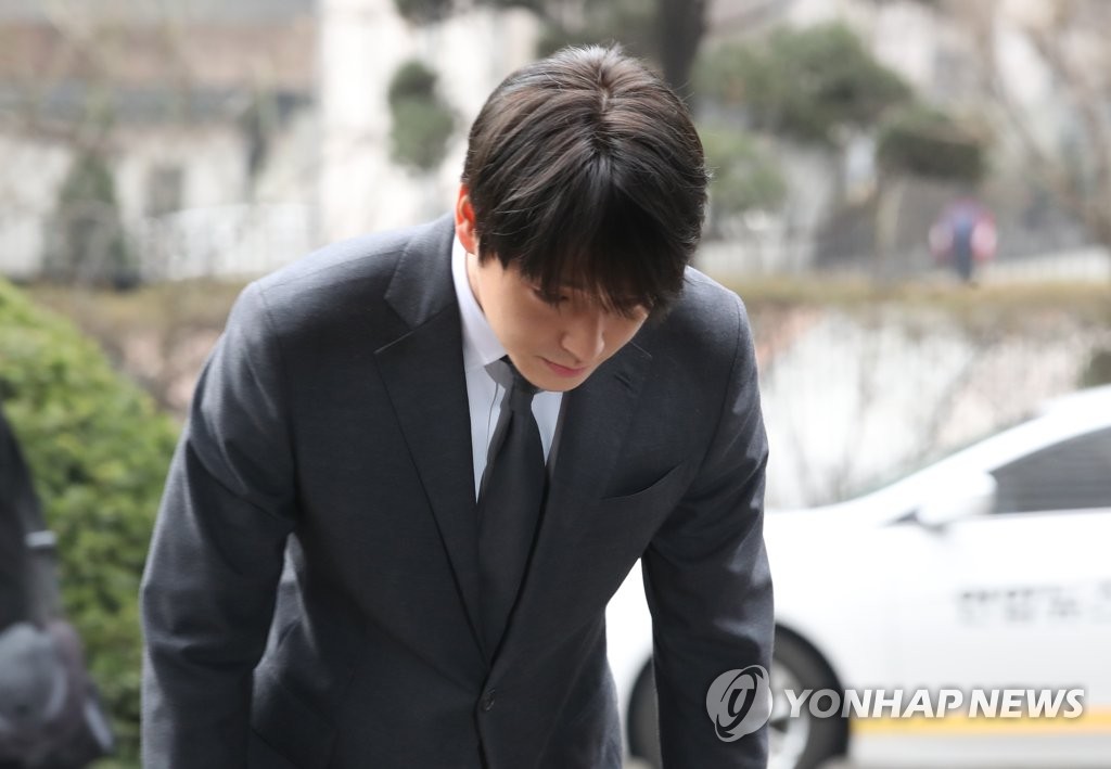 고개숙인 FT아일랜드 최종훈