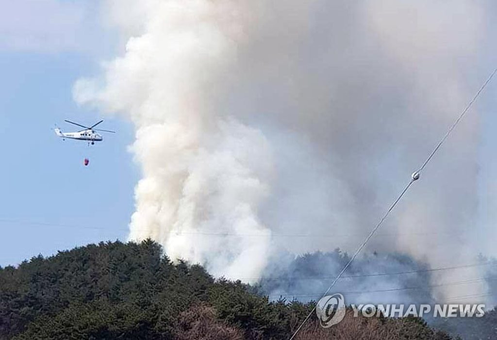 속초 도문동 야산서 산불…헬기 투입 진화중