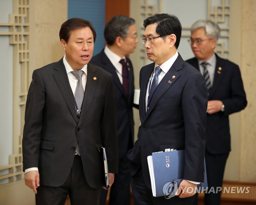 얘기 나누는 박상기 법무부 장관과 도종환 문화체육관광부 장관