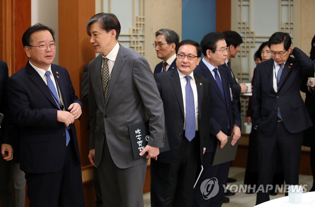 얘기 나누는 행안부장관-민정수석, 고심 중인 법무부 장관