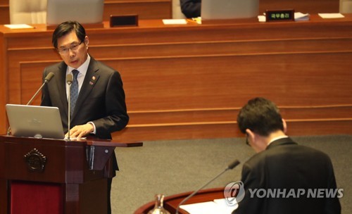 질문에 답변하는 법무부 장관