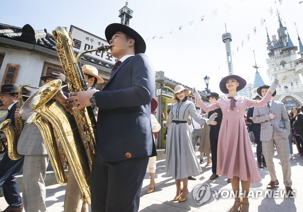 Lotte World kicks off spring festival Lotte World kicks off spring festival