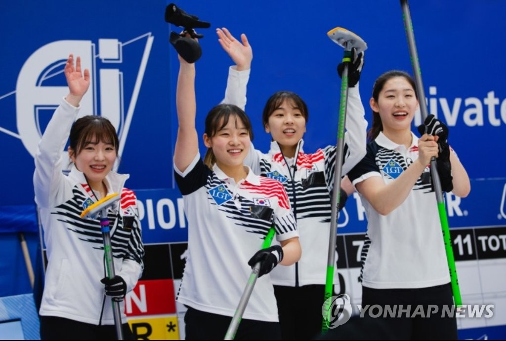 컬링 리틀 팀킴, 일본 꺾고 세계선수권 첫 메달 쾌거 