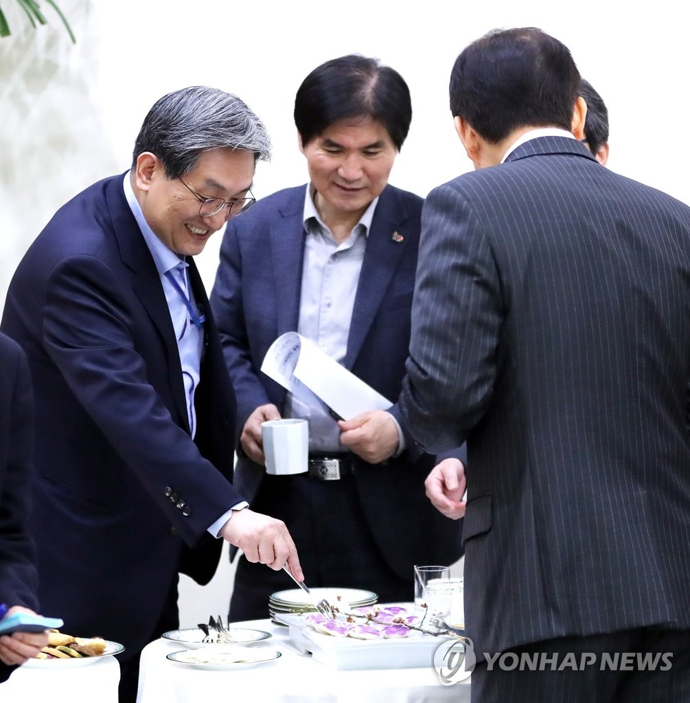 김정숙 여사가 만든 '진달래 화전' 맛보는 수석보좌진