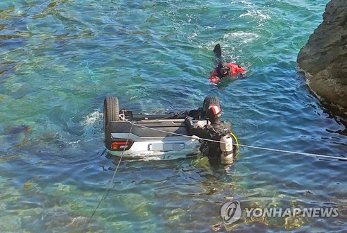 강릉서 승용차 바다에 추락