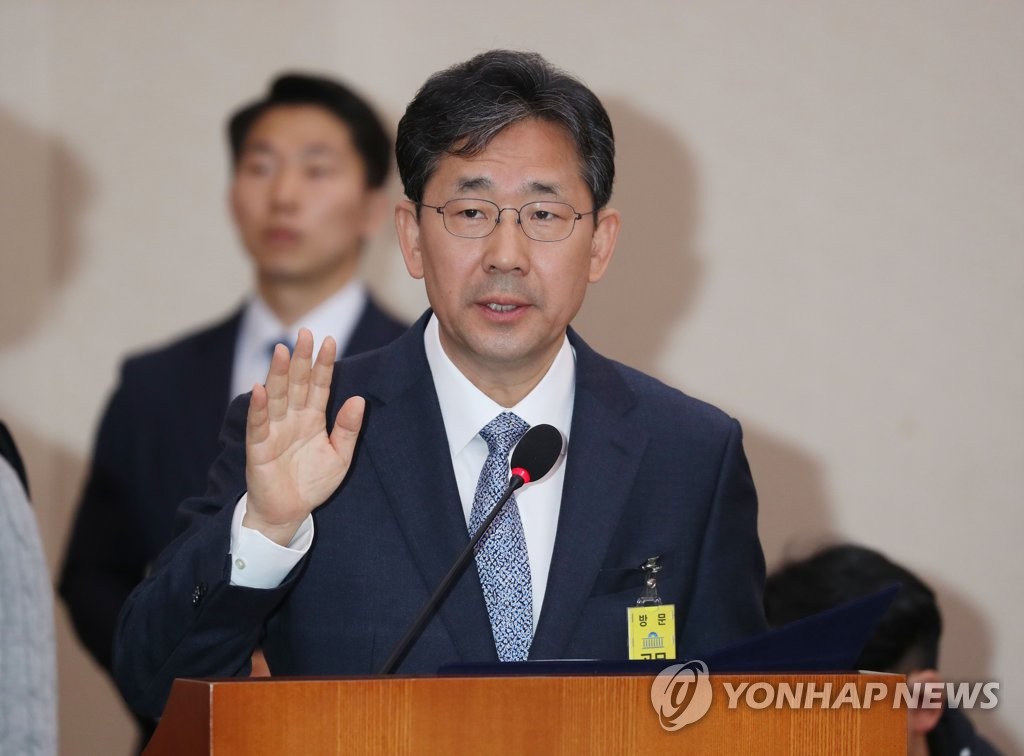 선서하는 박양우 후보자