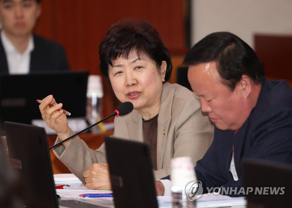 인사청문회에서 질문하는 박인숙 의원