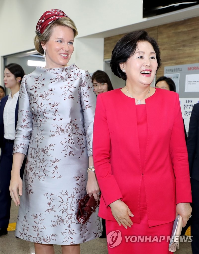 S. Korean first lady with Belgian queen S. Korean first lady with Belgian queen