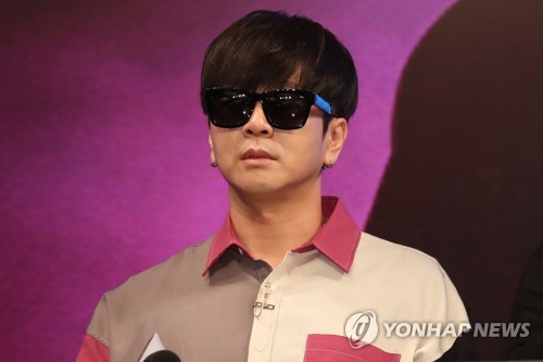 질문 듣는 윤도현