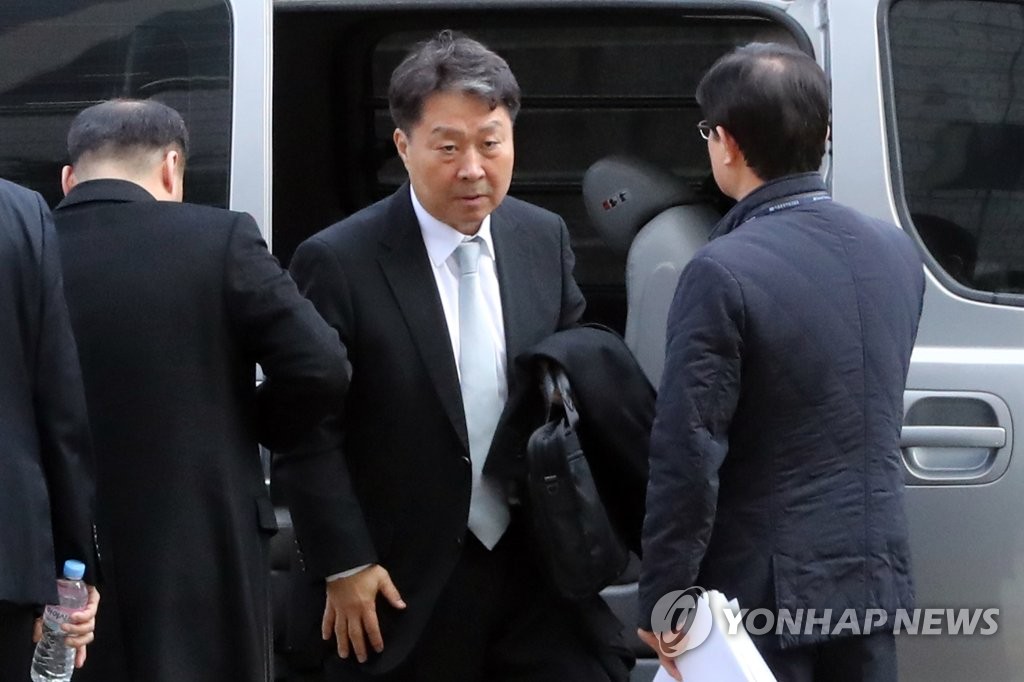 법원 들어서는 안용찬 애경산업 전 대표