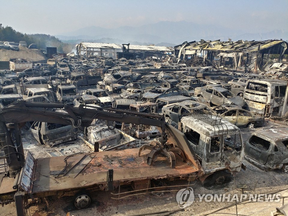 This photo shows a junkyard in Sokcho, Gangwon Province, after a massive blaze ripped through the city on April 5, 2019. (Yonhap)