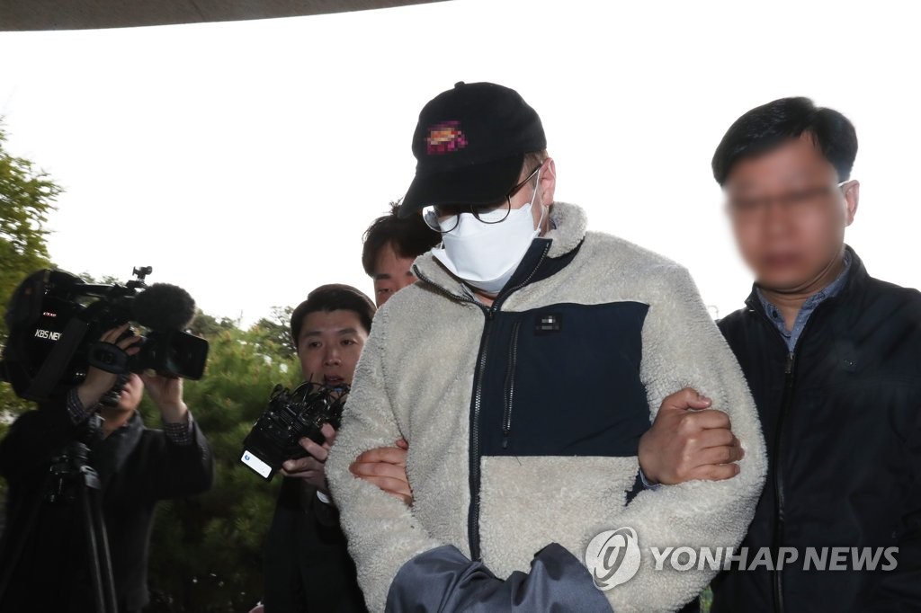 고개 숙인 로버트 할리