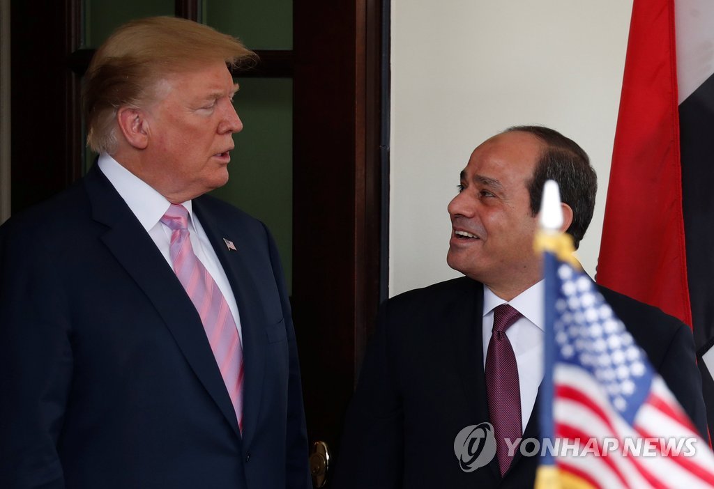 백악관 도착한 엘시시 이집트 대통령 맞이하는 트럼프