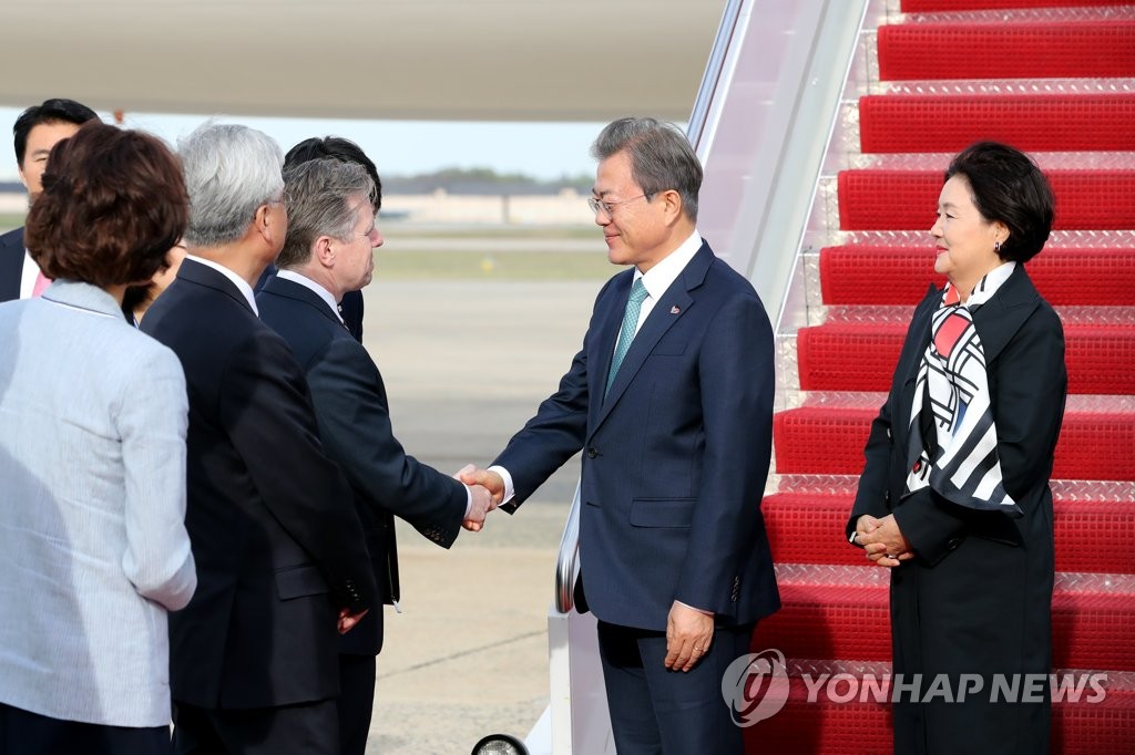 인사하는 문재인 대통령