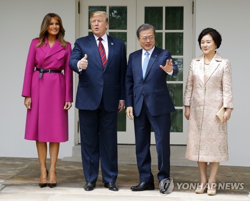 한미 정상, '엄지 들고, 손들고'