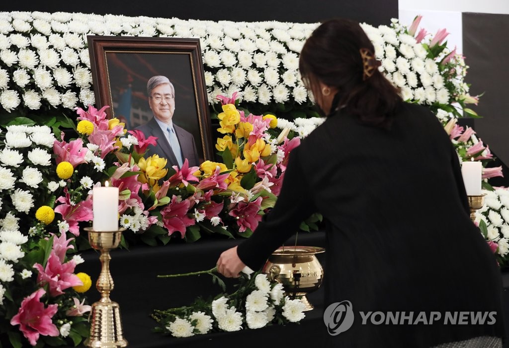 헌화하는 직원