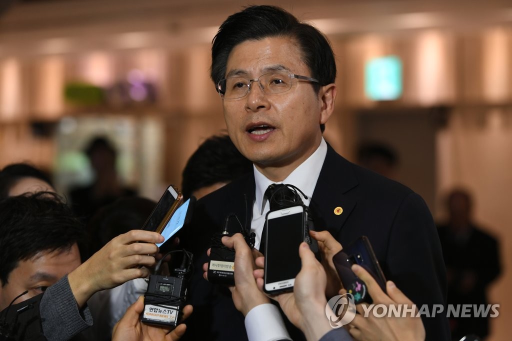 취재진 질문에 답하는 황교안