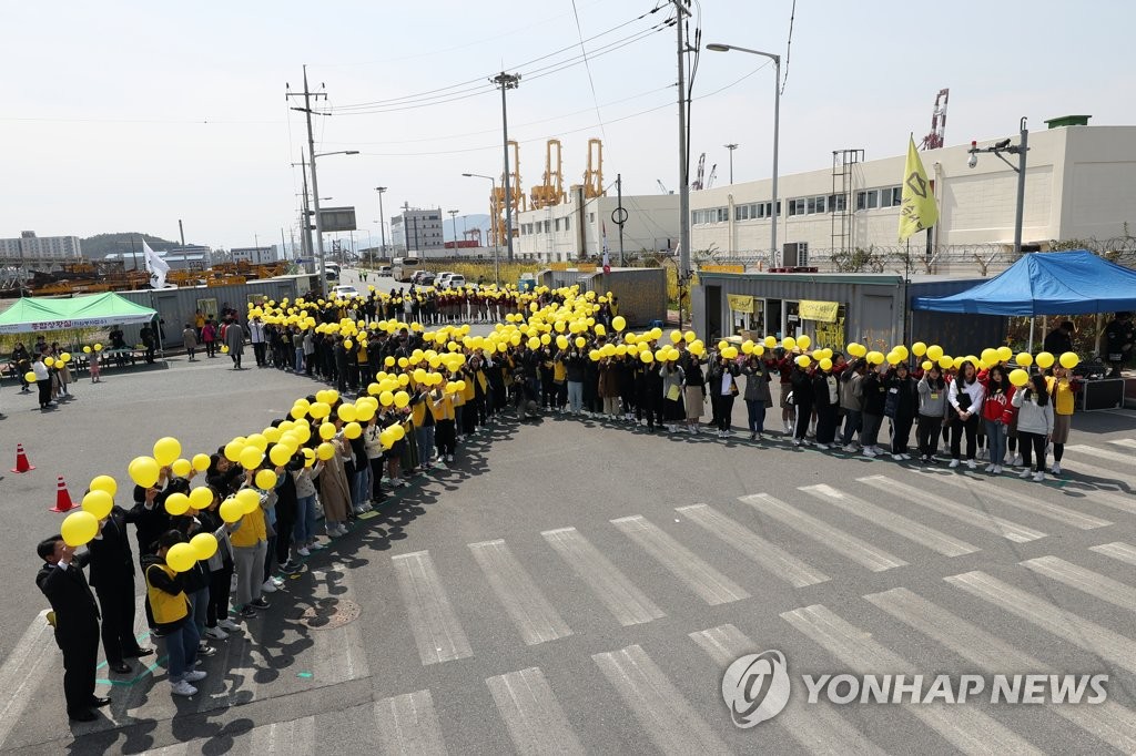 추모 인파가 만들어낸 노란 리본