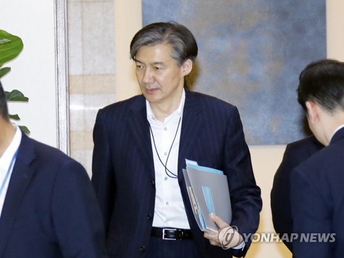 수석·보좌관회의 입장하는 조국 민정수석