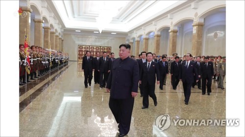 김정은, '태양절' 맞아 금수산태양궁전 방문