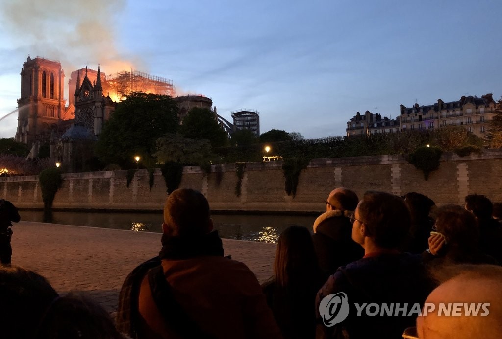노트르담 대성당 화재에 망연자실한 파리 시민들