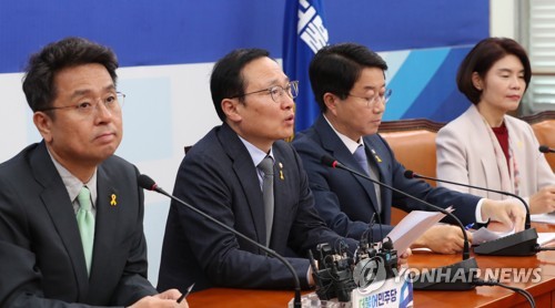 발언하는 더불어민주당 홍영표 원내대표