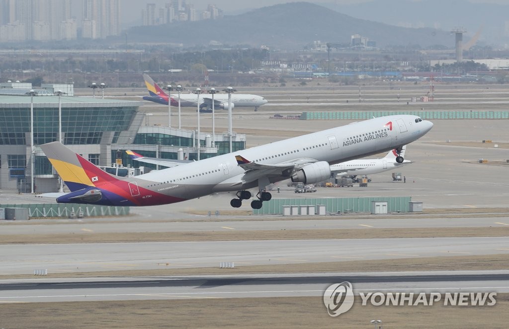 인천국제공항에서 이륙하는 아시아나항공 여객기.