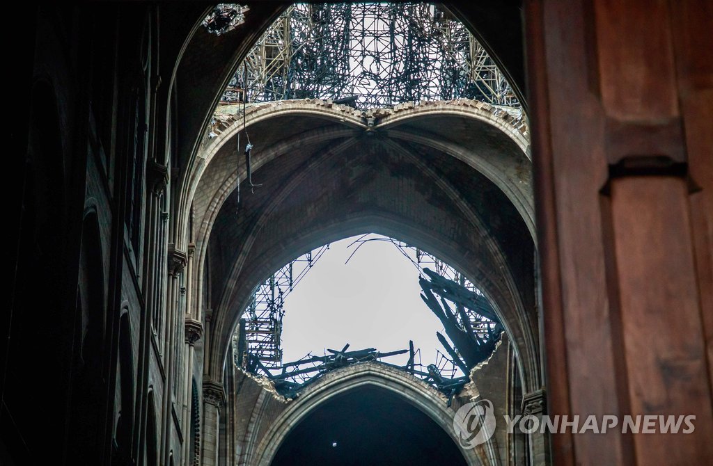 '폭격 맞은 듯'…뻥 뚫린 노트르담 대성당 천장