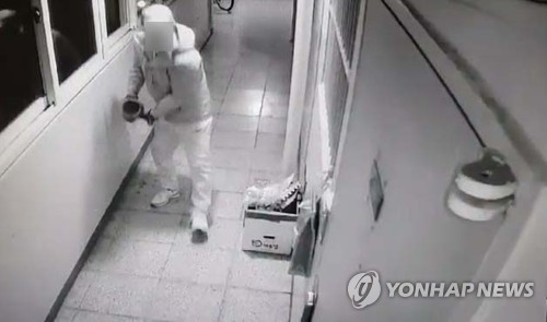 진주아파트 방화범, 과거 위층에 오물 투척