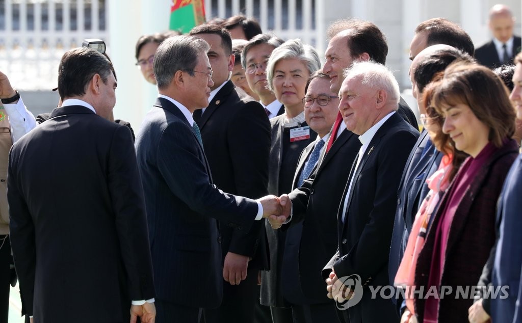 Moon meets Turkmen president Moon meets Turkmen president