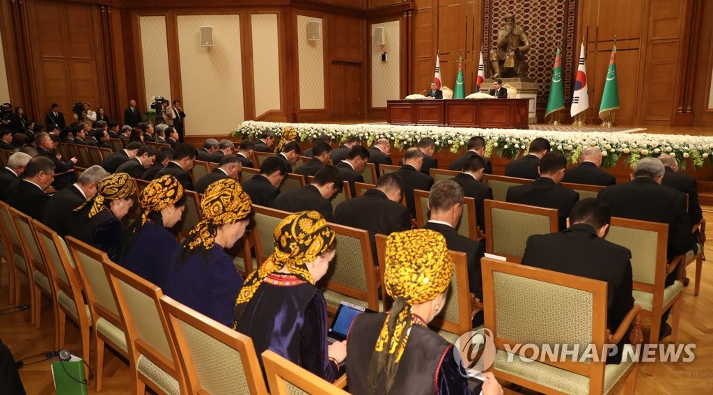 대통령 발언에 고개숙인(?) 투르크메니스탄 관계자들