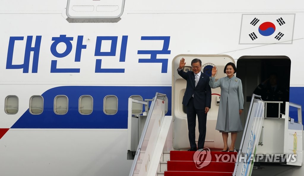 우즈베키스탄 도착한 문 대통령