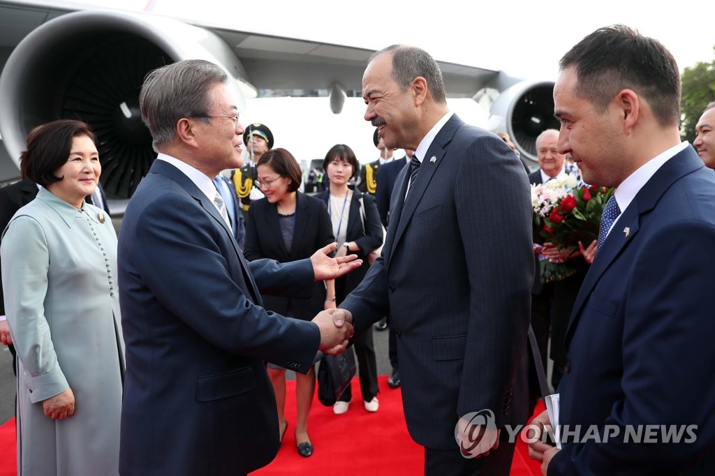 우즈벡 총리 환영받는 문 대통령