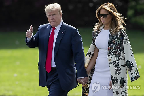 트럼프, 특검보고서 공개된 날 취재진에 '엄지척'