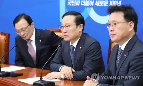 최고위원회의에서 발언하는 홍영표