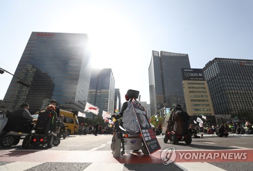 장애등급제 가짜 폐지 규탄 시위중인 장애인들