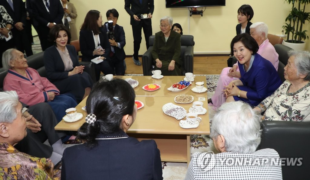 아리랑 요양원 방문한 김정숙 여사