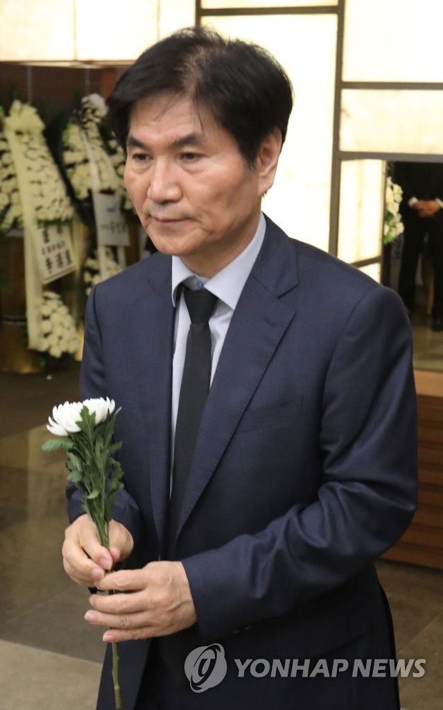 이용선 수석, 김홍일 전 의원 빈소 조문