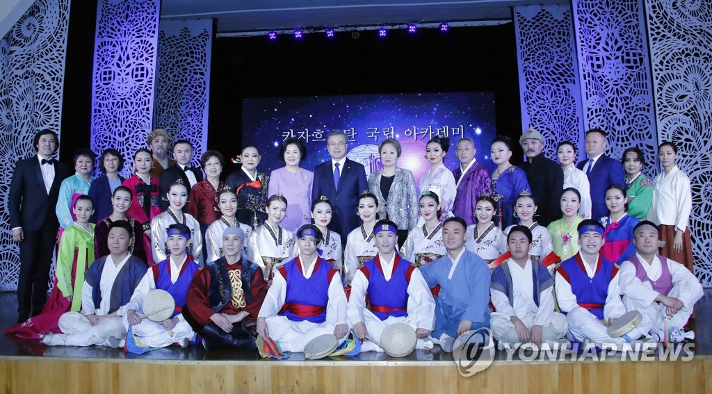문 대통령, 강제이주 관련 단막극 '기억' 배우들과