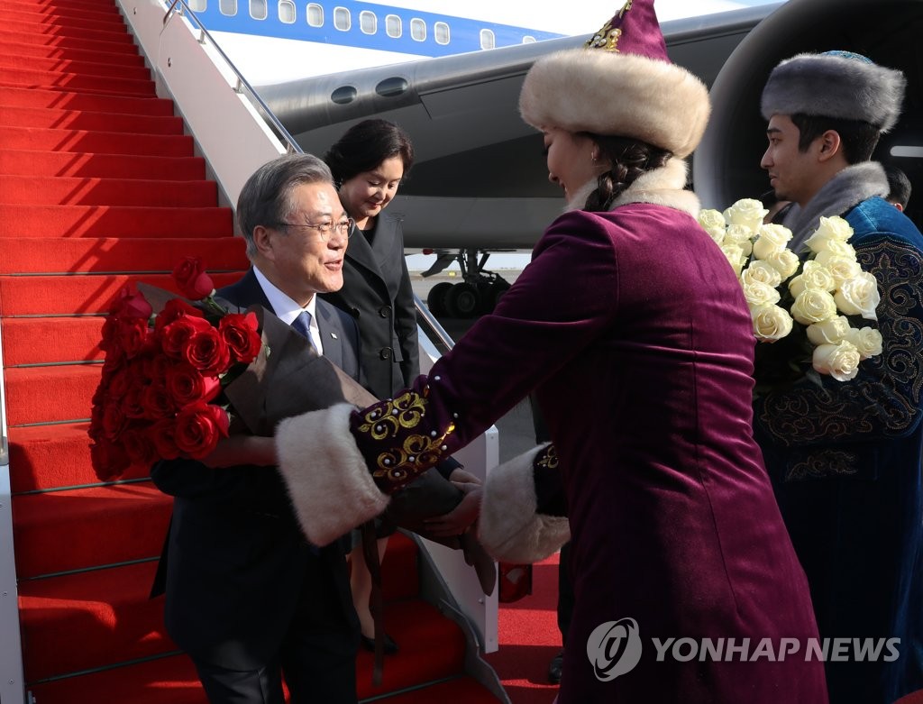 누르술탄 도착 환영꽃다발 받는 문 대통령