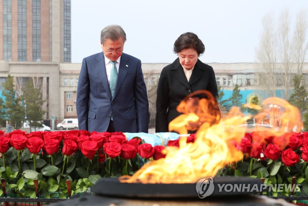 문 대통령 내외, 카자흐 조국수호자비에 헌화 및 참배