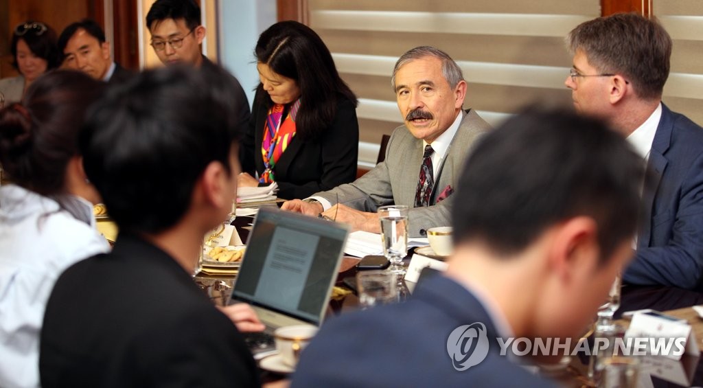 기자간담회 하는 해리스 미 대사