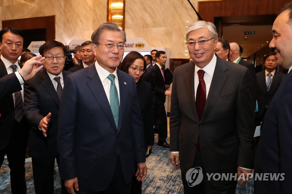 기업 부스 돌아보는 문재인 대통령