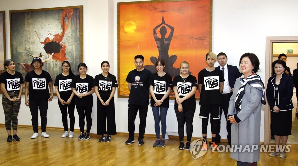 카자흐스탄 나자르바예프대학 K-POP 동호회 연습장 찾은 김정숙 여사