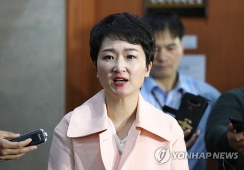 취재진 질문에 답변하는 이언주