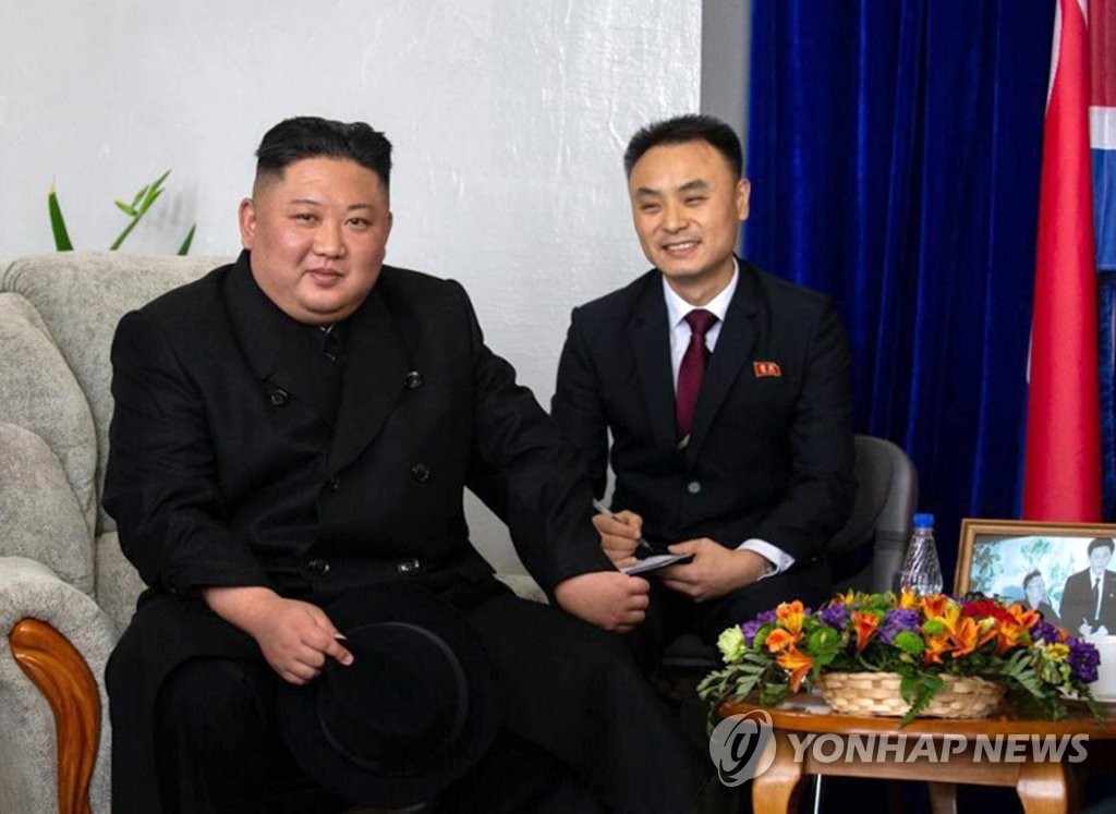 김정은, 아버지 김정일 국방위원장 사진 옆에서