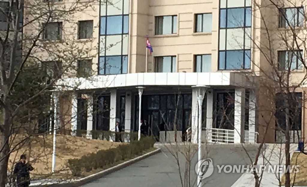 正恩氏の宿泊先に北朝鮮国旗 正恩氏の宿泊先に北朝鮮国旗