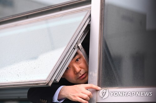 창문 통해 인터뷰하는 채이배 의원