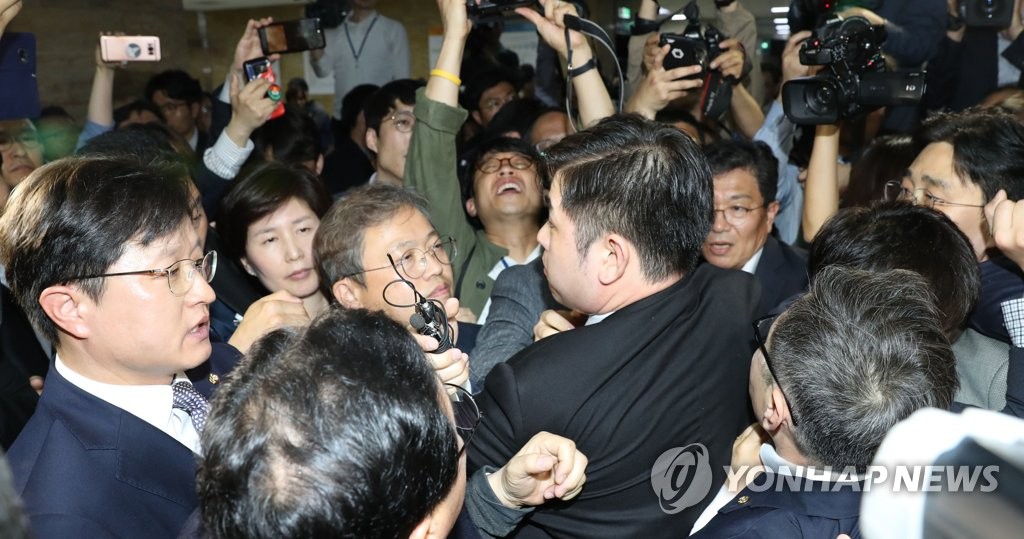 법안 제출 시도에 충돌하는 한국당과 민주당